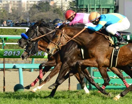 　鼻差で重賞初Ｖを飾ったサクラプレジール（中）＝撮影・三好信也