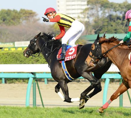 　兄の代役を見事に果たし、ロゴタイプの馬上で喜ぶＣ・デムーロ（撮影・三好信也）