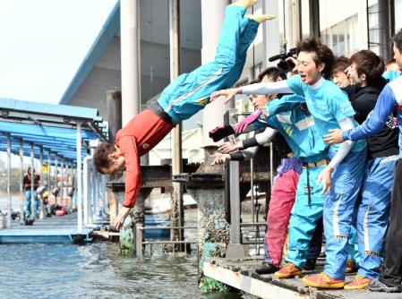 ６Ｒで１着、九州地区の選手仲間から水神祭で祝福される井川正人