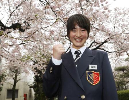 　入学式を終え、桜の下で意気込む藤田菜七子