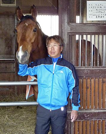 　約１カ月ぶりに“我が家”へ戻ったアユサンと森厩務員