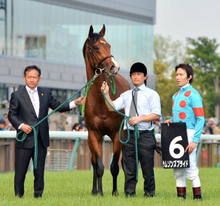 プリンシパルＳを制し口取りを行うサムソンズプライド陣営＝東京競馬場（撮影・田村亮介）
