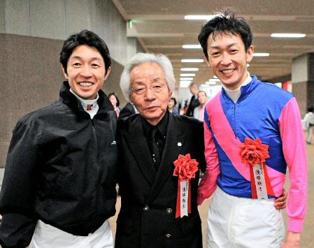 オークスをメイショウマンボで制し、（左から）兄・武豊、松本好雄オーナー（中央）に祝福される武幸四郎