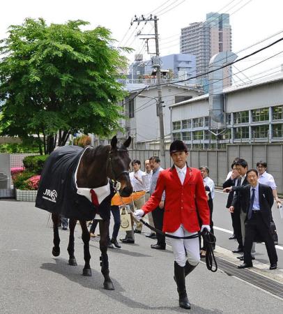 　デイリースポーツに来社したサクセスブロッケン特命宣伝部長＝デイリースポーツ東京本部（撮影・三好信也）