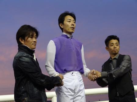 　松平幸秀騎手（中）の引退式が行われ、先輩の小牧太（左）、後輩の岩田康誠（右）も駆けつけた。