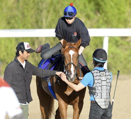 　調教を終え、オルフェーヴルから下馬する池添（左は池江師）＝撮影・岡田育磨　