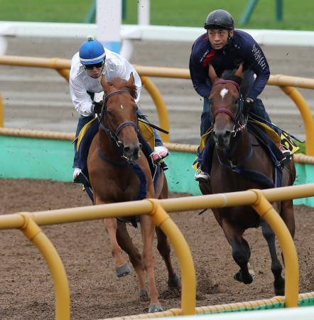 　津村を背に函館Ｗでロックシンガー（右）と併せ馬を行ったアイムユアーズ