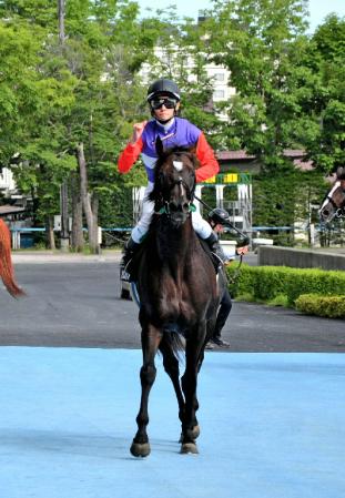 　函館１１Ｒを制したセイカプレスト。８番人気での勝利に津村はガッツポーズ