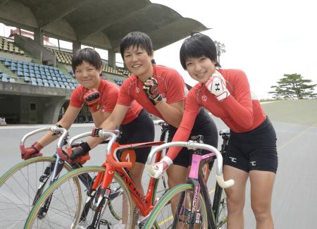 　ハードな練習を終えた後もすがすがしい笑顔を見せる（左から）小林優香、奥井迪、小川美咲（撮影・開出　牧）
