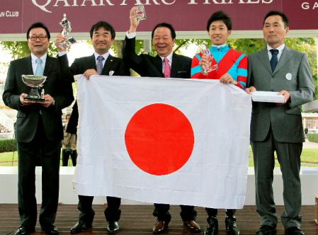 　フランス競馬のニエル賞をキズナで制して喜ぶ武豊騎手（右から２人目）ら関係者＝15日、ロンシャン競馬場（共同）