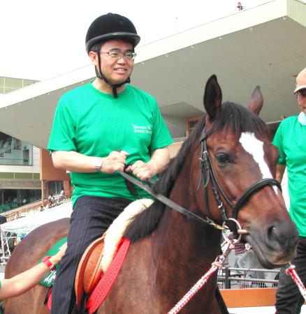 　乗馬を体験して笑顔を見せる大村愛知県知事