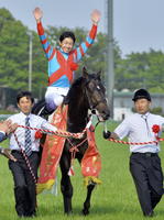 　キズナで５度目のダービーを制覇した武豊＝２０１３年５月２６日、東京競馬場