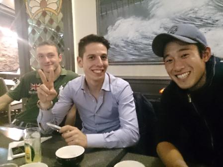 　レストランで笑顔を見せる藤岡佑（中央はＣ・デムーロ、左はサルバトーレ助手）