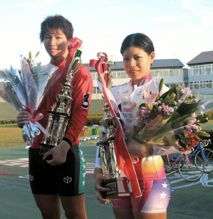 通算９回目の優勝を決めた石井寛子（左はＡ級優勝の伊藤裕貴）