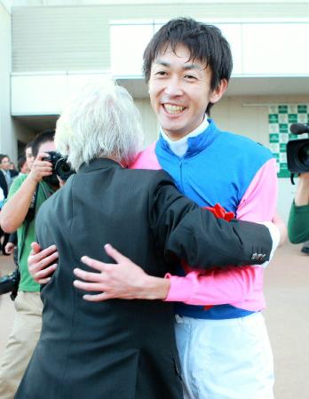 松本オーナーと抱き合って喜ぶ武幸四郎＝京都競馬場（撮影・石湯恒介）