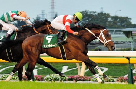 　重賞２勝目を挙げたダノンシャークと年間１００勝を決めた内田博（撮影・田村亮介）