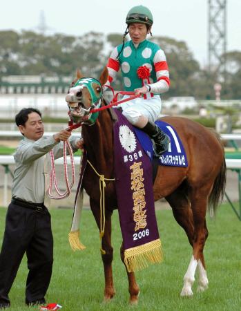 　高松宮記念を制したオレハマッテルゼと柴田善＝０６年３月２６日、中京競馬場