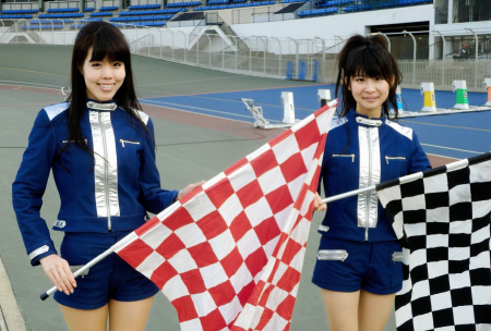 広島競輪場でフラッグガールを務める斉藤真子さん（左）と中西美咲さん