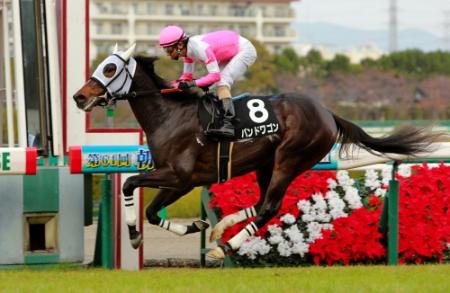 　逃げ切って２連勝を決めたバンドワゴン