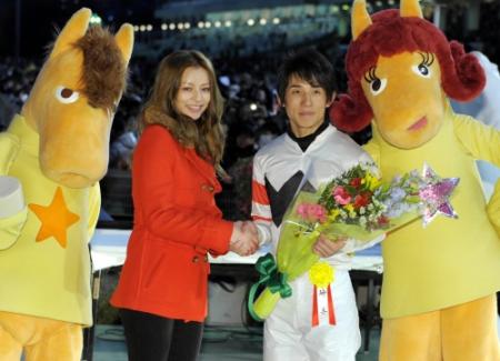ホッコータルマエで東京大賞典を制し、プレゼンターの香里奈（左）から祝福される幸騎手＝大井競馬場