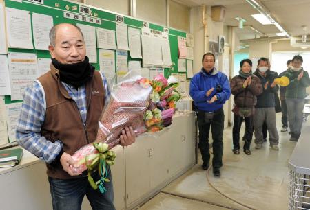 　二ノ宮師（左から２人目）、後藤（同３人目）らから祝福される松山師