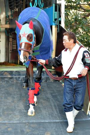 　東京競馬場に到着したエーシントップ