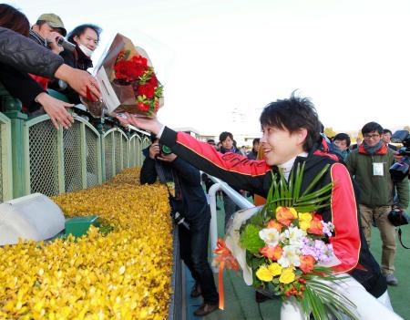 　ファンから花束を受け取る上村（撮影・石湯恒介）