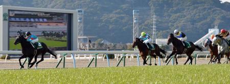 　後続に２馬身半の差をつけて初重賞Ｖを決めたラストインパクト（左）