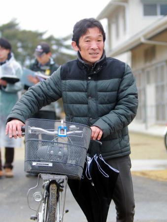 　開業を控え、忙しくトレセン内を動き回る石橋師（撮影・石湯恒介）