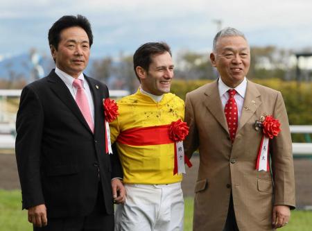 　コパノリチャードで高松宮記念を制した（右から）小林祥晃オーナー、騎乗したＭ・デムーロ、宮師