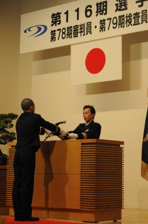 　植木通彦校長に１１６期養成員の入学生代表が「誓いの言葉」を手渡した