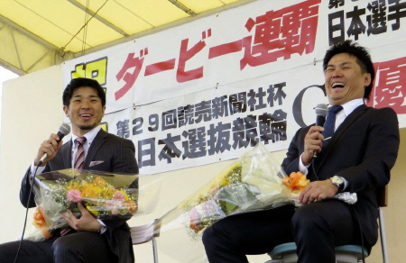 ファンの前でＧ１優勝のエピソードを披露する村上義弘（左）と弟の博幸