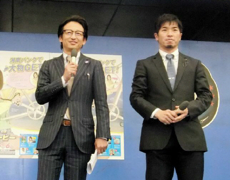 　平塚競輪のトークショーに出演した村上義弘（右）