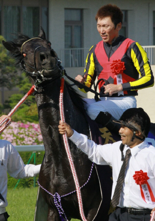 天皇賞を制したフェノーメノと蛯名正義＝京都競馬場（撮影・神子素慎一）