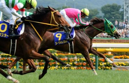 ハープスターの大外からの猛追をクビ差かわしてオークスを制したヌーヴォレコルト＝東京競馬場（撮影・田村亮介）