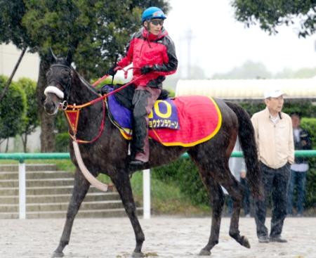 　ショウナンラグーンと吉田豊、大久保洋師（右）