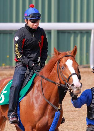 　アッシュゴールドにまたがり、馬上で笑顔を見せる池添