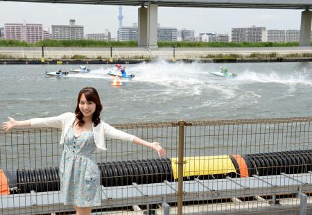 　至近距離でレースを観戦でき、対岸には東京スカイツリーも見える＝江戸川ボート（撮影・北野将市）