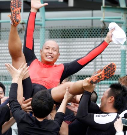 優勝し胴上げで祝福される松坂英司