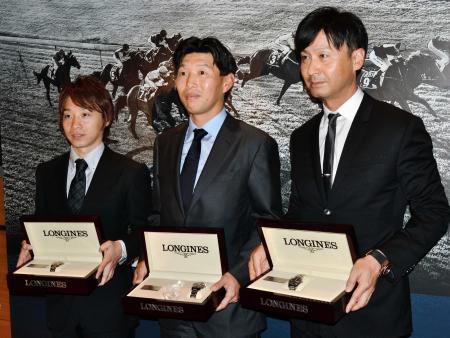 　ワールドベストレースホースアワードの授賞式に出席した（左から）池添、吉田俊介氏、池江師（撮影・村上英明）