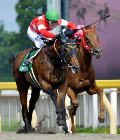 直線抜け出しユニコーンＳを制したレッドアルヴィス＝東京競馬場（撮影・田村亮介）