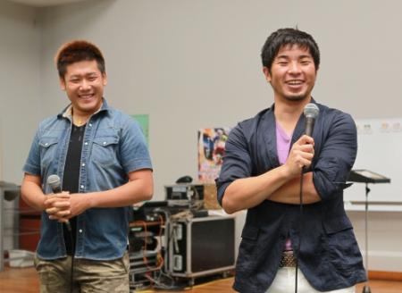 トークショーに登場した藤木裕（左）と村上義弘＝小松島競輪場（撮影・石湯恒介）