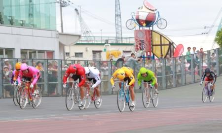 準決勝１２Ｒ１着(3)大槻寛徳、(2)深谷は沈む（右端）＝小松島競輪場（撮影・石湯恒介）