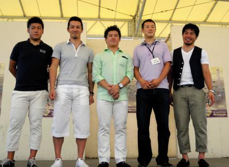 　地元向日町でトークショーを行った藤木裕、稲垣裕之、村上博幸、川村晃司、村上義弘（左から）