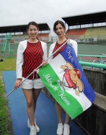 　平安賞でフラッグガールを務める杉本舞さん（左）と小関紗恵さん