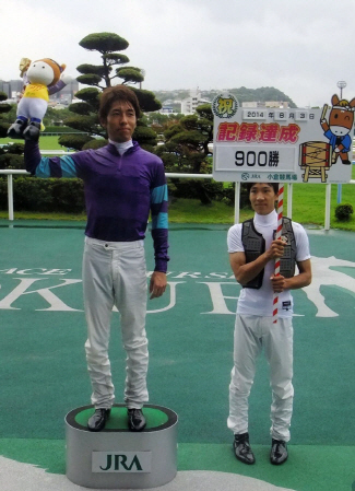 ＪＲＡ通算９００勝を達成した和田騎手（左）とおいの岩崎騎手