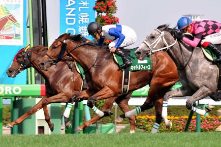 大接戦のクイーンＳを制したキャトルフィーユ（中央）＝撮影・田村亮介