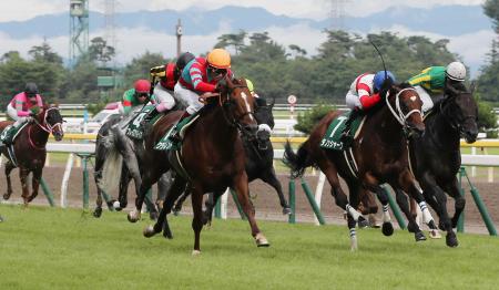 　クラレント（中央）が鮮やかに差し切り重賞５勝目を飾った