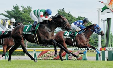 アヴニールマルシェ（左）をハナ差封じて新潟２歳Ｓを制したミュゼスルタン＝８月３１日