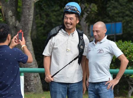 　吉井氏はエスポジート（右）と笑顔で記念撮影